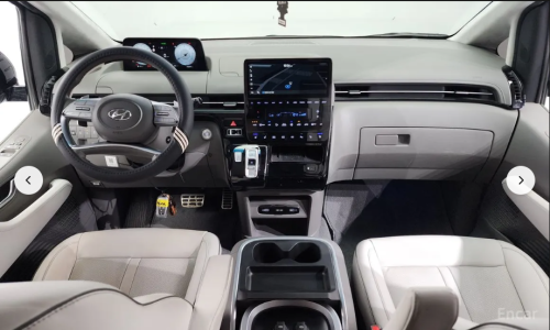 Staria Lounge 7-seater limousine