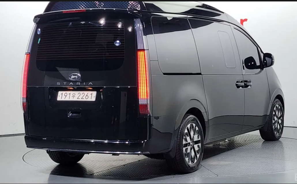 Staria Lounge 7-seater limousine