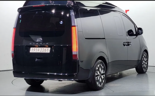 Staria Lounge 7-seater limousine